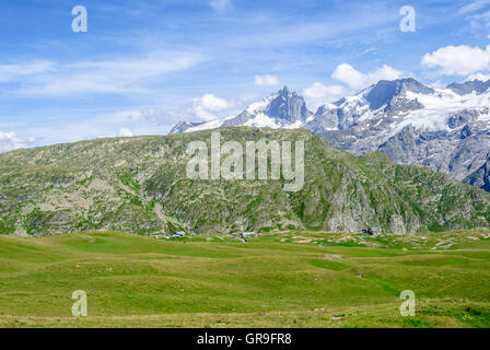 Gletscher La Meije entnommen Plateau des Emparis mit ein Refugium im Vordergrund, Alpen, Frankreich Stockfoto