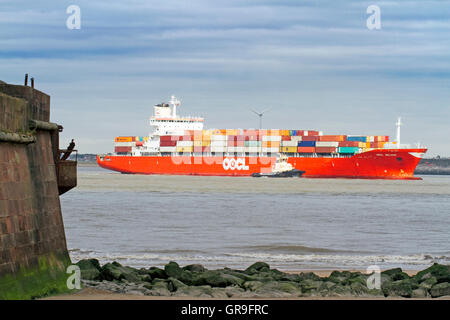 Svitzer Millgarth & Ashgarth Schlepper Liegebereiche Hong Kong OOCL Belgien Containerschiff, Liverpool, Merseyside, UK Stockfoto