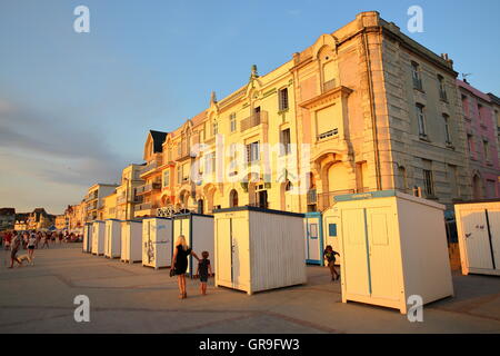 Strandhütten bei Sonnenuntergang in Wimereux, Côte Opale, Pas-de-Calais, Frankreich Stockfoto