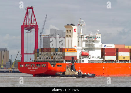 Svitzer Millgarth & Ashgarth Schlepper Liegebereiche Hong Kong OOCL Belgien Containerschiff, Liverpool, Merseyside, UK Stockfoto