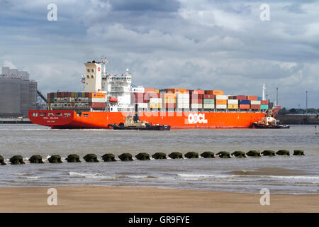 Svitzer Millgarth & Ashgarth Schlepper Liegebereiche Hong Kong OOCL Belgien Containerschiff, Liverpool, Merseyside, UK Stockfoto