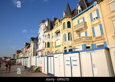 Strandhütten bei Sonnenuntergang in Wimereux, Côte Opale, Pas-de-Calais, Frankreich Stockfoto