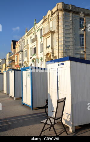 Strandhütten bei Sonnenuntergang in Wimereux, Côte Opale, Pas-de-Calais, Frankreich Stockfoto