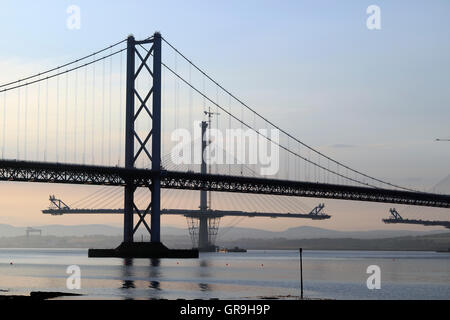 Die Forth Road Bridge, South Queensferry, mit der neuen bridge Queensferry Kreuzung im Hintergrund, Lothian, Schottland, Großbritannien Stockfoto