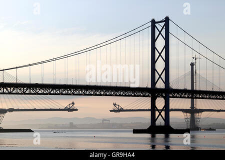 Die Forth Road Bridge, South Queensferry, mit der neuen bridge Queensferry Kreuzung im Hintergrund, Lothian, Schottland, Großbritannien Stockfoto