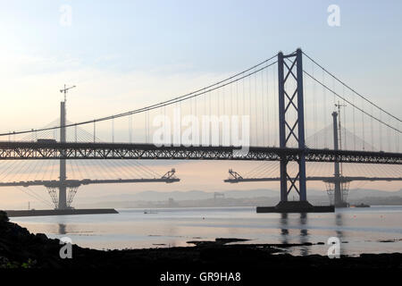 Die Forth Road Bridge, South Queensferry, mit der neuen bridge Queensferry Kreuzung im Hintergrund, Lothian, Schottland, Großbritannien Stockfoto