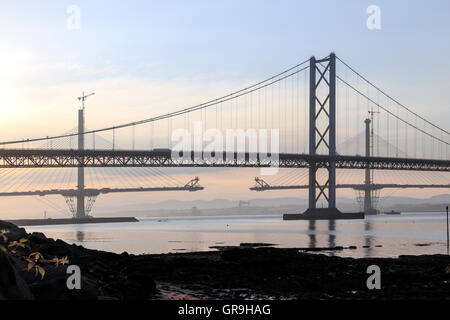 Die Forth Road Bridge, South Queensferry, mit der neuen bridge Queensferry Kreuzung im Hintergrund, Lothian, Schottland, Großbritannien Stockfoto