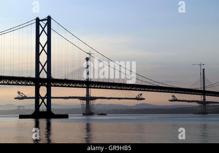 Die Forth Road Bridge, South Queensferry, mit der neuen bridge Queensferry Kreuzung im Hintergrund, Lothian, Schottland, Großbritannien Stockfoto