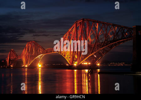 Die Forth Bridge beleuchtet in der Nacht, South Queensferry, Lothian, Schottland, Vereinigtes Königreich Stockfoto