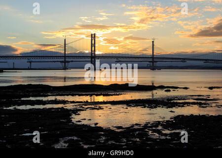 Die Forth Road Bridge, South Queensferry, mit der neuen bridge Queensferry Kreuzung im Hintergrund, Lothian, Schottland, Großbritannien Stockfoto