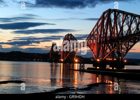 Die Forth Bridge beleuchtet in der Nacht, South Queensferry, Lothian, Schottland, Vereinigtes Königreich Stockfoto