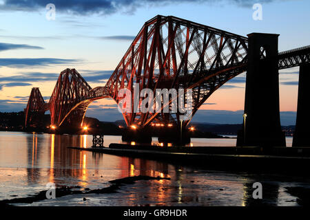 Die Forth Bridge beleuchtet in der Nacht, South Queensferry, Lothian, Schottland, Vereinigtes Königreich Stockfoto