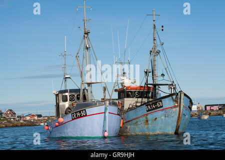 Angelboote/Fischerboote im Hafen von Qeqertarsuaq, Grönland Stockfoto