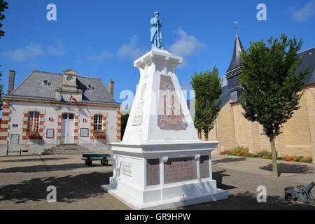 Marktplatz mit Rathaus und dem zweiten Weltkrieg-Denkmal in Wissant, Côte Opale, Pas-de-Calais, Frankreich Stockfoto