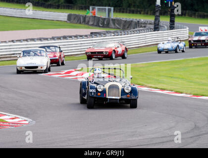 Historische Sportwagen nähern sich Brittens Corner im Oulton Park beim Gold Cup Meeting in der Nähe von Tarporley Cheshire England Vereinigtes Königreich Großbritannien Stockfoto