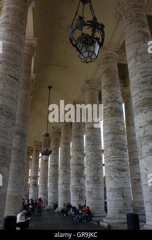 Berninis Kolonnaden in Piazza San Pietro-Rom Stockfoto