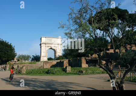 Das Forum Romanum, Trajan Forum, Altstadt, Rom, Italien. Bogen von titus Stockfoto