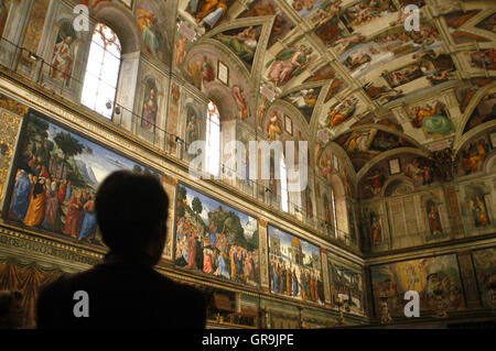 Decke der Sixtinischen Kapelle Vatikan Museum Rom wir Erschaffung Adams von Michelangelo an der Decke der Sixtinischen Kapelle im Vatikan Museum. Stockfoto