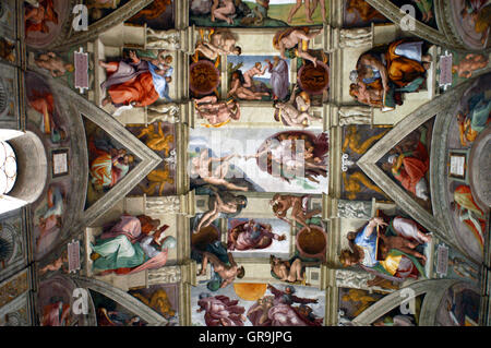 Decke der Sixtinischen Kapelle Vatikan Museum Rom wir Erschaffung Adams von Michelangelo an der Decke der Sixtinischen Kapelle im Vatikan Museum. Stockfoto