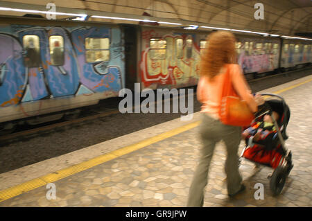 Frau mit Kindern in u-Bahnstation an der spanischen Treppe, Altstadt, Rom, Italien Reisen Stockfoto