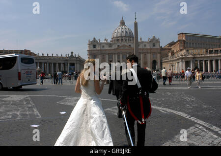 Eine Braut und Bräutigam Fuß über den St.-Peters-Platz in Vatikanstadt, Italien. Stockfoto