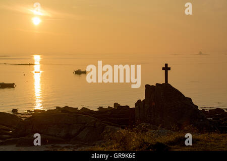 Landschaft mit Crose bei Sonnenaufgang, Bretagne, Frankreich Stockfoto