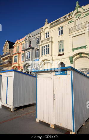 Strandhütten bei Sonnenuntergang in Wimereux, Côte Opale, Pas-de-Calais, Frankreich Stockfoto