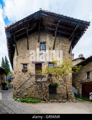 Malerisches Haus In Perouges, Auvergne Rhone Alpes, Frankreich Stockfoto