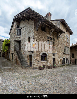 Malerisches Haus In Perouges, Auvergne Rhone Alpes, Frankreich Stockfoto