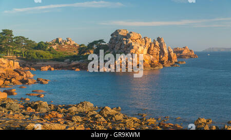 Rosa Granit Küste In Munitionsdepot Bretagne Frankreich Stockfoto