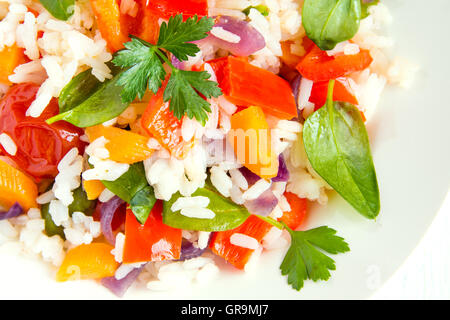 Bunte Reis und Gemüsesalat auf weißen Teller hautnah Stockfoto
