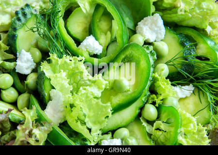 Bio Gemischter Gemüse Salat mit Feta-Käse hautnah Stockfoto