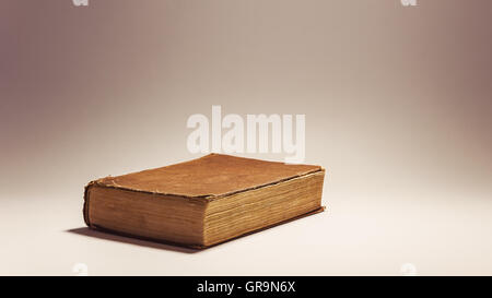 Konzeptuelle Komposition über Buch Bücher, alte Retro-Look auf weißem Hintergrund. Stockfoto