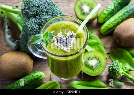 Grüne Gemüse und Kräuter Smoothie mit Herz aus Mohn und Sesam. Liebe für eine gesunde Rohkost-Konzept. Stockfoto