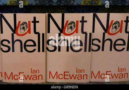 Roman von Ian McEwan "Nussschale" in London Buchladen Stockfoto