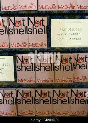 Roman von Ian McEwan "Nussschale" in London Buchladen Stockfoto