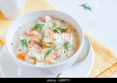 Lachssuppe mit Nudeln und Gemüse über hölzerne Hintergrund Stockfoto