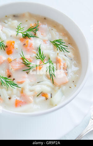 Lachssuppe mit Nudeln und Gemüse in Schüssel weiß Stockfoto