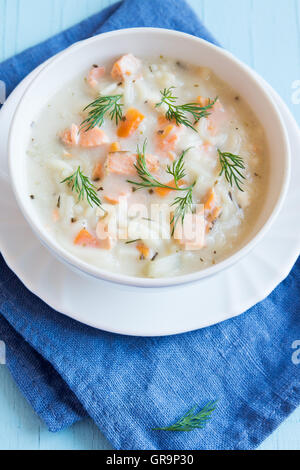 Lachssuppe mit Nudeln und Gemüse hautnah Stockfoto