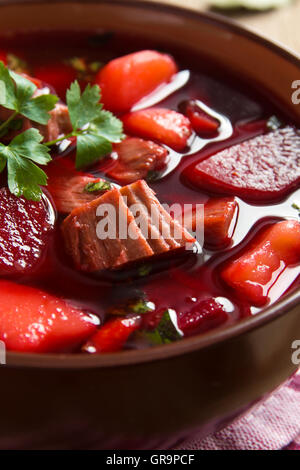 Gemüse und Fleisch rote Beete Suppe (Borschtsch) in Schüssel schließen sich russische oder ukrainische Küche Stockfoto