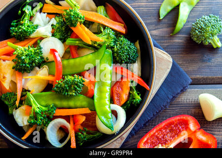 Gesunden rühren gebraten Gemüse in der Pfanne und Zutaten hautnah Stockfoto