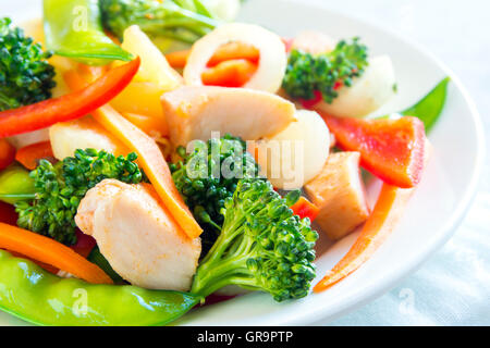Gesunden rühren gebratenes Gemüse mit Huhn auf weißen Teller hautnah Stockfoto