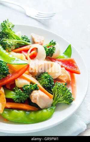 Gesunden rühren gebratenes Gemüse mit Huhn auf weißen Teller hautnah Stockfoto
