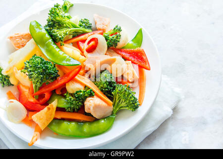 Gesunden gebratenes Gemüse mit Huhn auf weißen Teller mit Textfreiraum Stockfoto