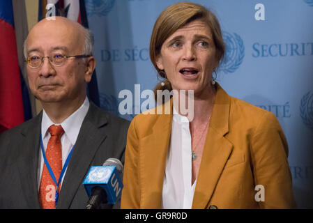 US-Botschafter bei den Vereinten Nationen Samantha Power (rechts) spricht mit der Presse. Testen Sie nach der 5. September Start was werden geglaubt, um von drei Rodong-Klasse ballistische Mittelstreckenraketen durch die Demokratische Volksrepublik Korea (DVRK) in Richtung Japan, vom Sicherheitsrat der Vereinten Nationen über den Vorfall Notfallkonsultationen statt. Analysten glauben, dass die Prüfung, während weltweit führend in China für den G20-Gipfel trafen als Reaktion auf die mögliche Installation von einem Terminal hohe Höhe Area Defense (THAAD) System entwickelt, um Südkorea ag zu verteidigen, die durchgeführt wurden Stockfoto