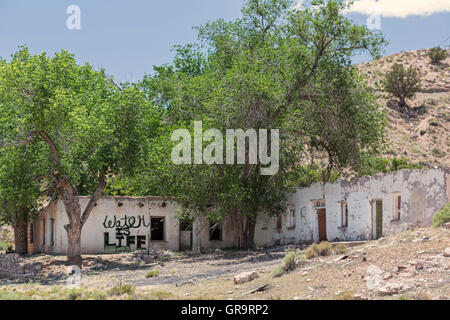 Sunrise Springs, Arizona - einem verlassenen Gebäude im Navajo-Reservat trägt den Slogan, "Wasser ist Leben." Stockfoto