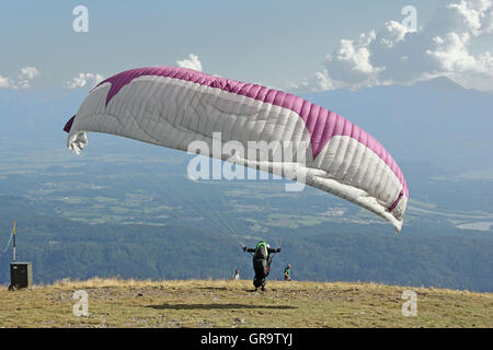Paragliding auf dem Berg Gerlitzen In Kärnten, Österreich Stockfoto