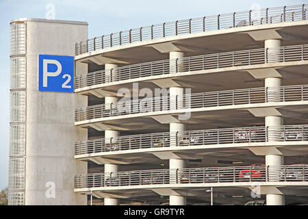 Parkplatz am Flughafen Hamburg Stockfoto