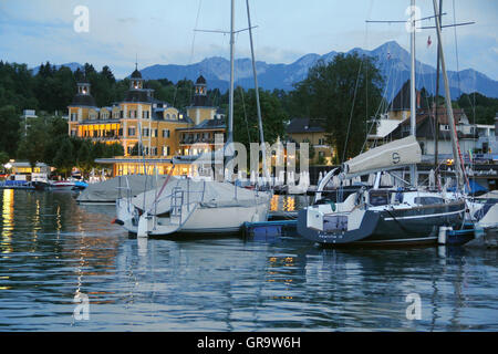 Bucht von Velden Am Wörthersee, Carinthia Schlosshotel Abend Stockfoto