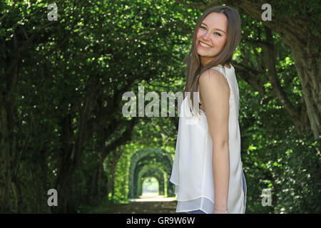 Junge Frau im Sommer Stockfoto